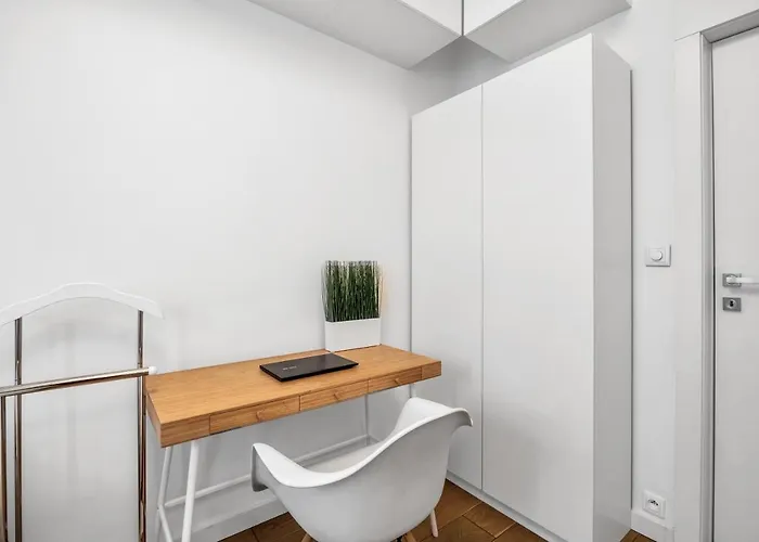 아파트 Spacious 2 Bedroom Ac Dalanowska 46 바르샤바